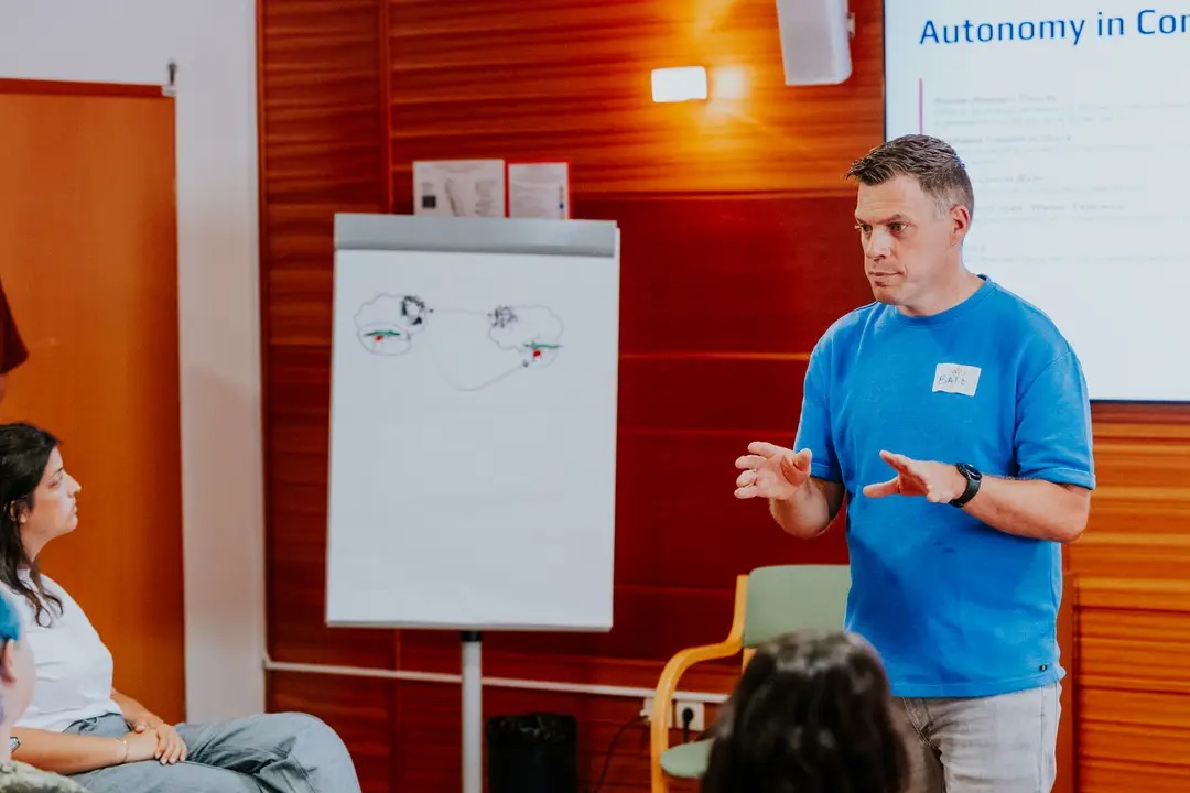 Bart Lonterman geeft uitleg tijdens een interactieve training