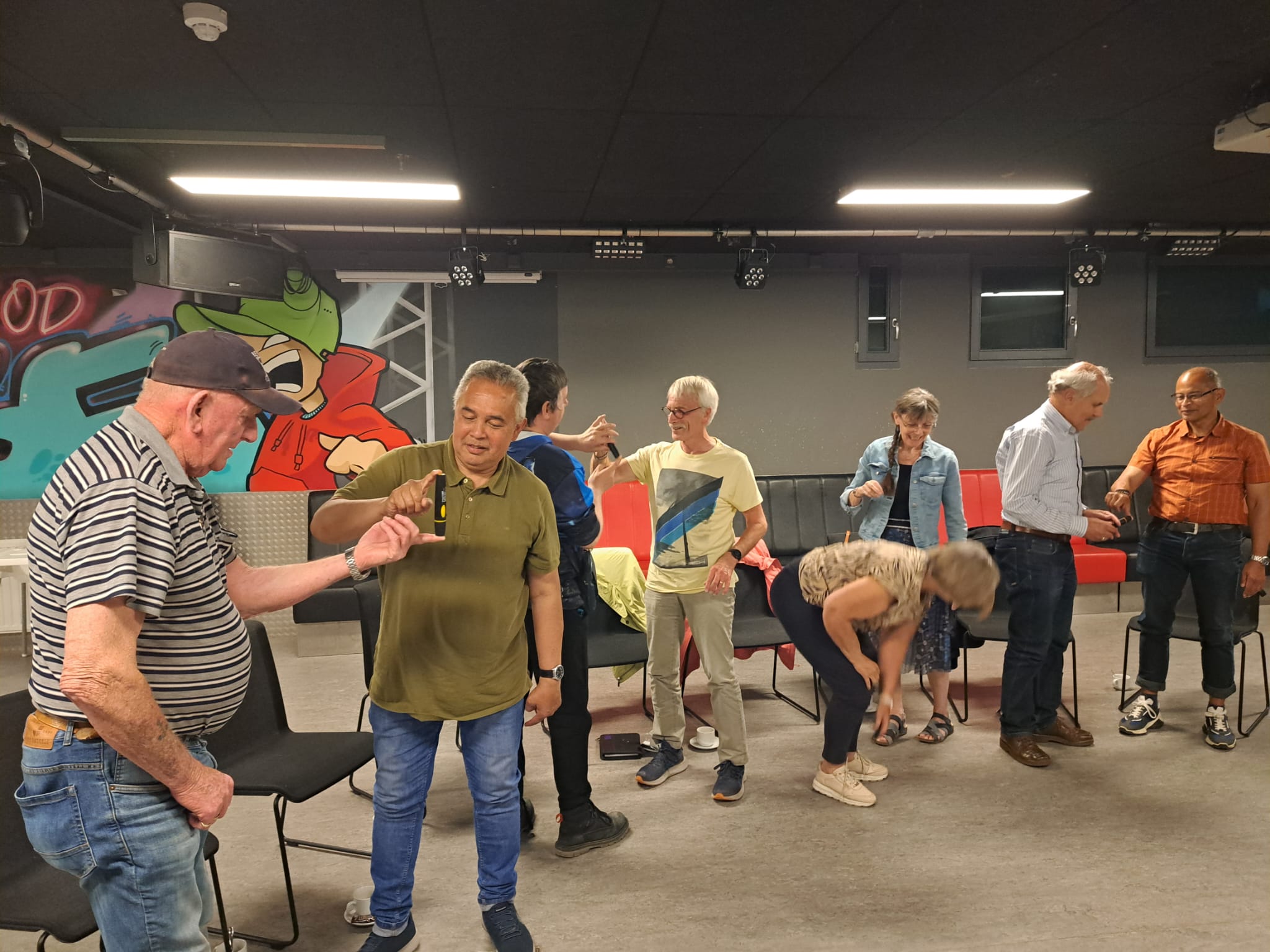 Deelnemers oefenen met een actieve werkvorm tijdens een training